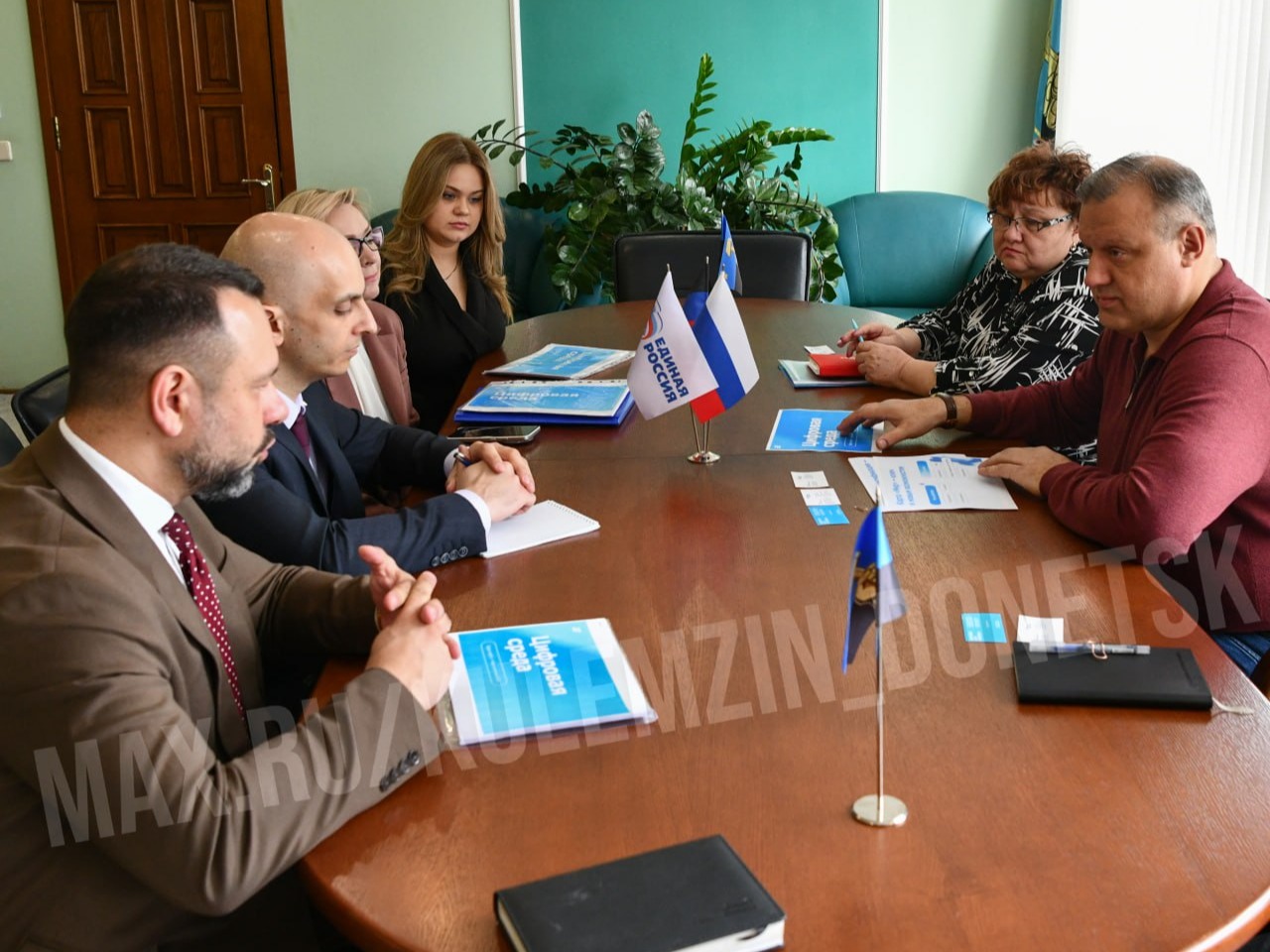 Провел встречу с представителями банка ВТБ, на которой обсудили вопросы цифровой трансформации.