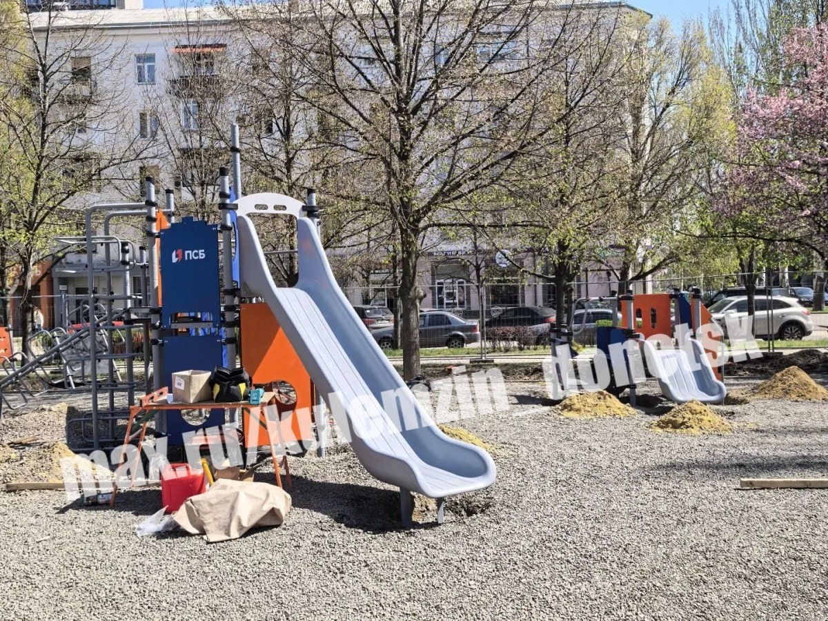 Продолжаются работы по установке нового детского игрового комплекса от банка "ПСБ" на бульваре Пушкина.