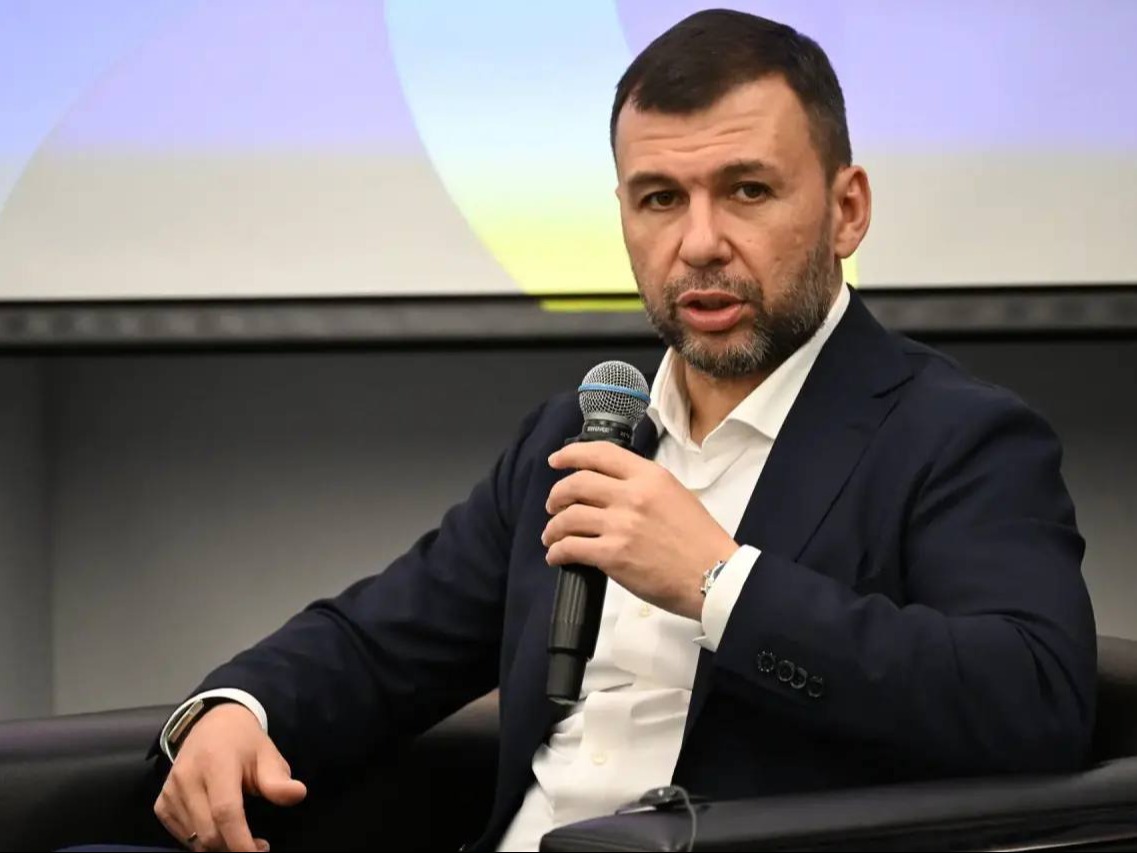 Глава ДНР Денис Пушилин вместе с сенатором России Александром Волошиным говорили с ребятами из разных стран об истории Донбасса.