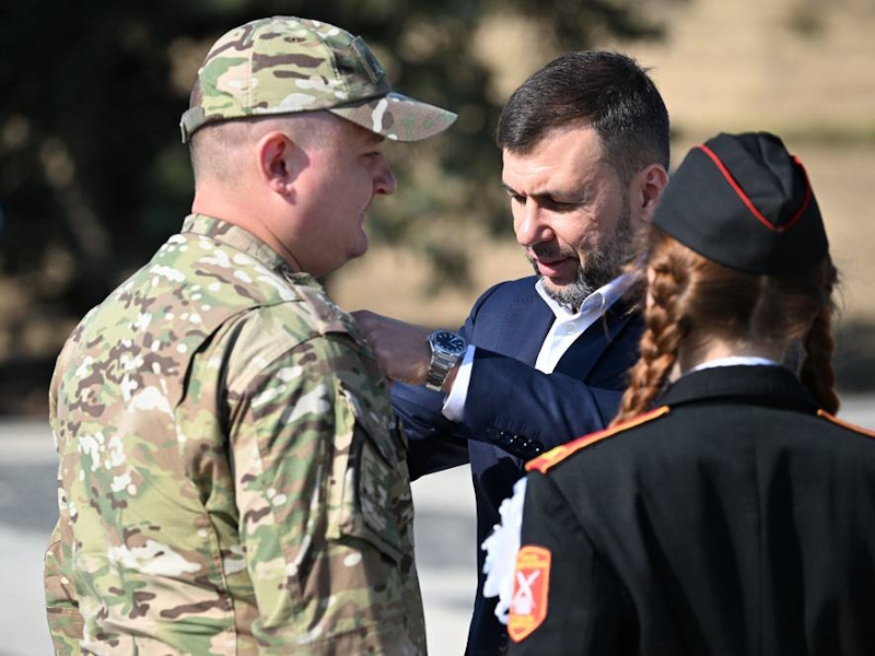 В День освобождения Донбасса Глава ДНР Денис Пушилин вручил награды нашим бойцам на священной земле Саур-Могилы.