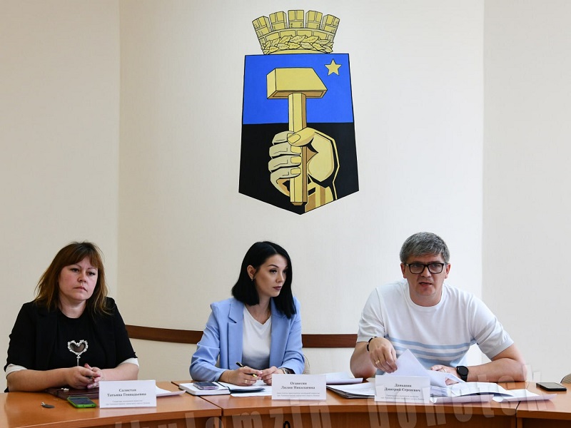 Первое заседание жилищной комиссии в администрации г.о. Донецк.