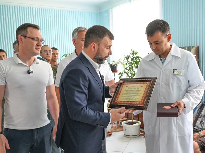 Глава ДНР Денис Пушилин присвоил почетное звание «Заслуженный врач ДНР» главврачу Якутской республиканской офтальмологической клинической больницы Ивану Луцкану.