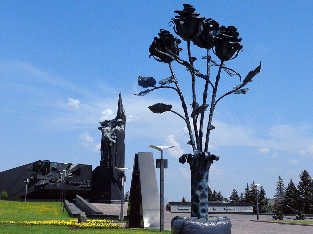 Памятный знак «Погибшим гражданам Донецкой Народной Республики».